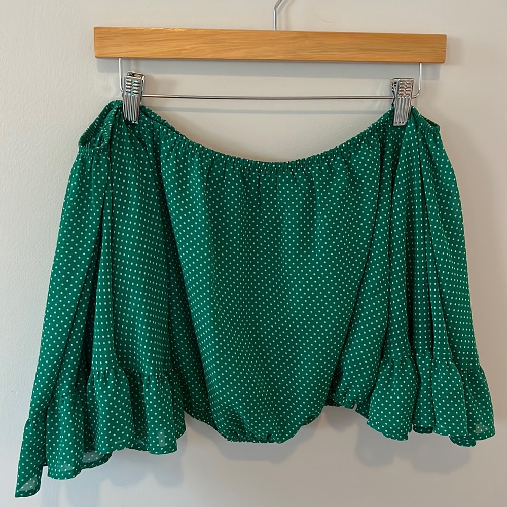 La Ven Some Shoulder Polka Dot Crop Top